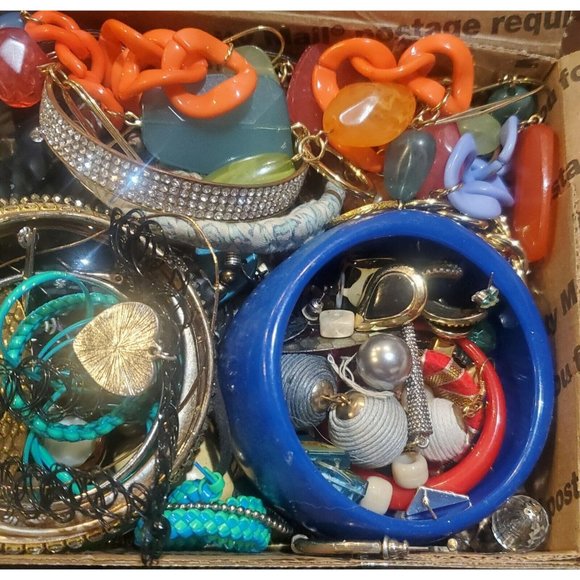 2Lbs Vintage & Modern CRAFT SCRAP Junk Drawer Jewelry Lot Mismatched Earrings - Picture 5 of 5